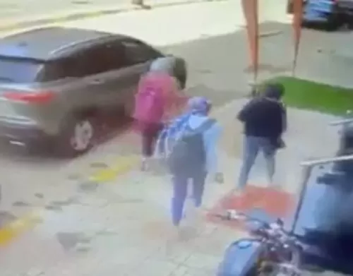 شاهد .. لحظة سقوط قطعة حديدية ضخمة على رأس طالبة بمصر