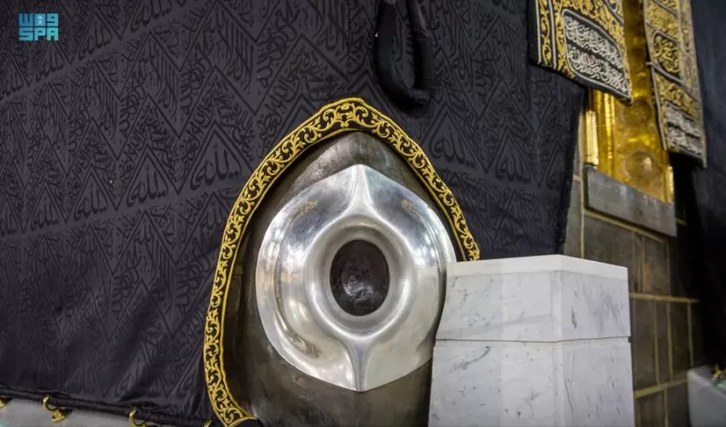 مصادر تكشف سبب وضع غطاء على الحجر الاسود ومناطق حول الكعبة المشرفة وموعد ازالته