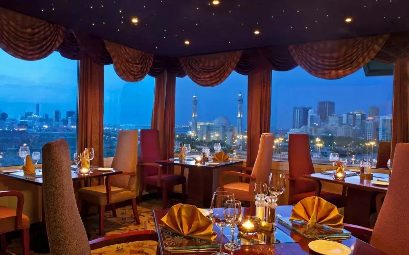 سعودي يدعو زوجته لوجبة عشاء ويفاجئها بزواجه بالثانية.. لن تتخيل ما الذي فعلته به وجعله مسخرة