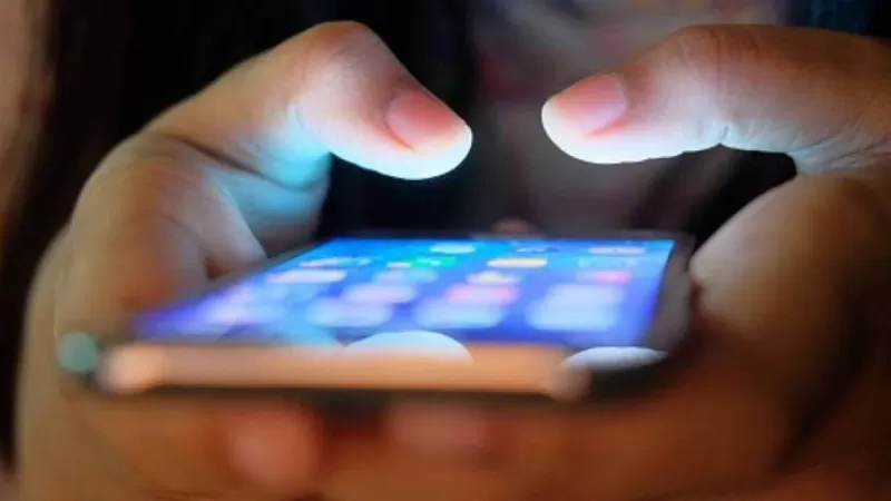 فتحت جوال بنتها بعد ساعات من دفنها فشاهدت مقطع وصور اصابها بالجنون فحصلت الكارثة التي  ادمت القلوب