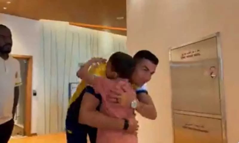 الطفل السوري الذي تمنى لقاء رونالدو آثناء الزلزال.. اليوم يعانق الدون في مقر النصر السعودي (فيديو)