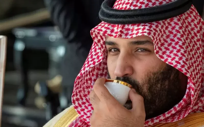 شاهد كيف تصرف الأمير محمد بن سلمان مع خادمه الذي تأخر في صب القهوة