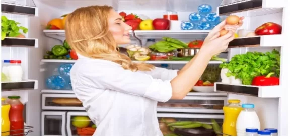 اذا كنت ممن يضعون البيض في رف الثلاجة ويغسلونه قبل السلق؟ إحذر