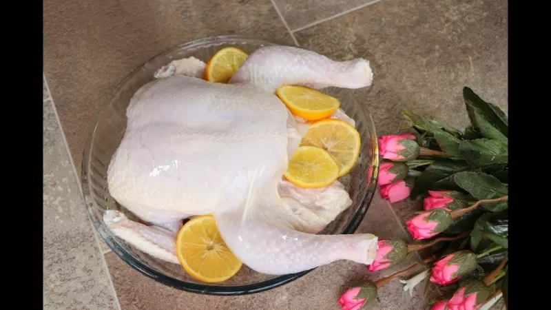بكل سهولة, خلطة سحرية لتنظيف الدجاج والتخلص من الزفارة نهائيا .