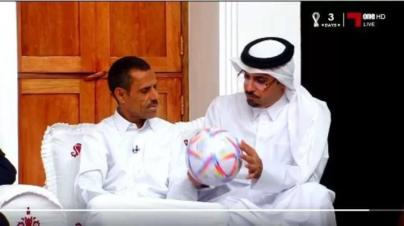 بعد ان ابهر الجميع وتصدر الترند .. شاهد مشجع يمني ” الألماني ” يحصل على أول كورة مونديالية في بطولة كأس العالم بقطر.