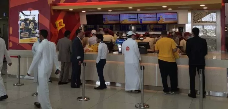 اشهر سلسلة مطاعم في السعودية تصدم الجميع برفع اسعارها بشكل خيالي وتكشف عن سبب غريب