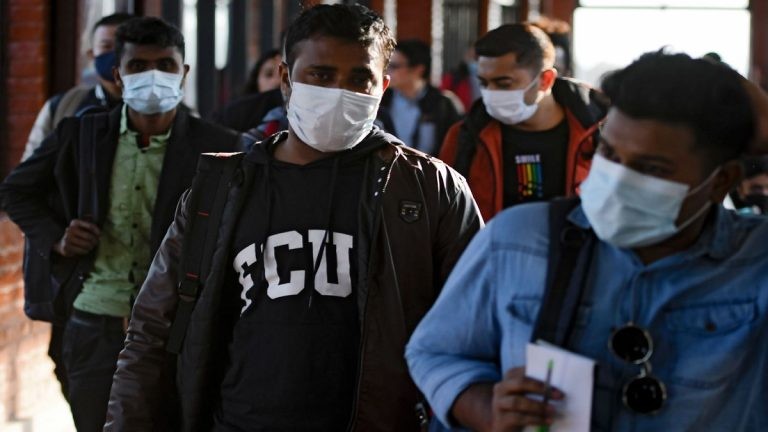 السودان يغلق حدوده مع مصر ويعلق رحلات الطيران من وإلى 8 دول بسبب كورونا
