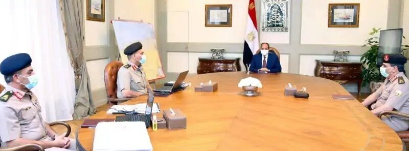 الرئيس المصري يصدر أوامر للجيش بالاستعداد القتالي ويجتمع بعدد من القادة