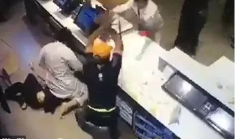 لسبب غير متوقع سعودي يعتدي على العاملين في مطعم شهير .. وهذه ردة فعلهم