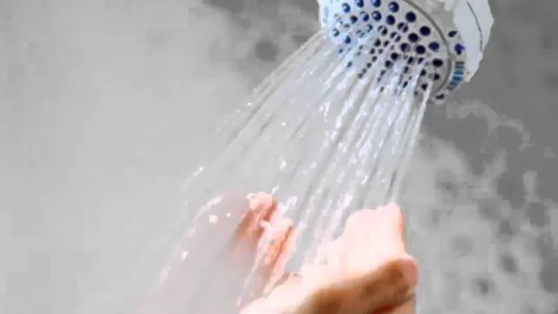 هذا ما يحدث في جسمك عندما تستحم بالماء البارد في الصيف