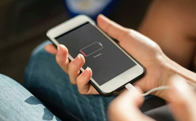 في أغرب عملية جراحية… أطباء يستخرجون “شاحن هاتف” من مثانة أحد الشباب