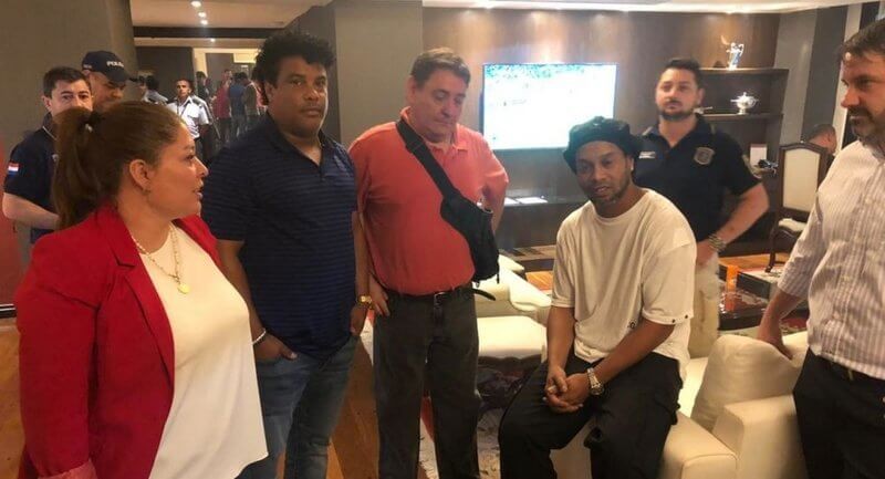 ميسي يتدخل لإنقاذ رونالدينيو من السجن