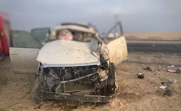 تفاصيل وفاة مسن وعائلتة السعودية بحادث فضيع طريق السالمي بالكويت -صور