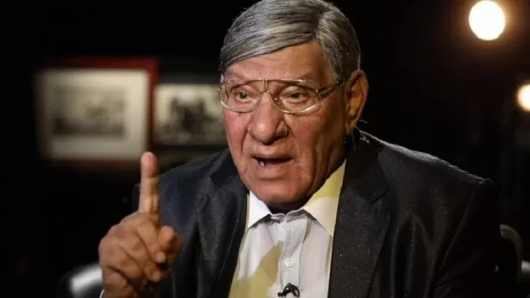 شاهد.. لقطات مرعبة من جنازة الإعلامي المصري مفيد فوزي.. النعش رافض يدخل