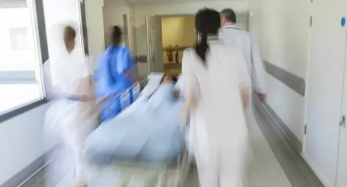 فيديو مروع… مصري يلقي ابنته من الطابق الثالث بسبب تأخرها لدقائق