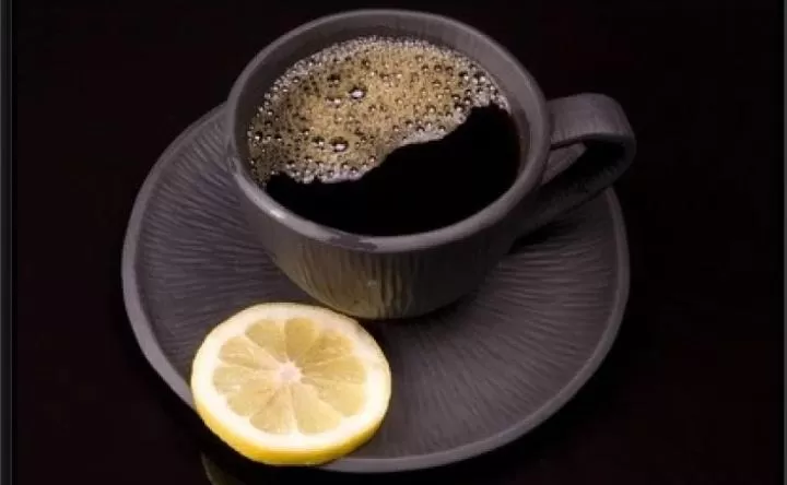 قطرات فقط من هذا العصير على كوب قهوتك الصباحي تحوله لمشروب خارق يغير حياتك ولن تصدق النتائج