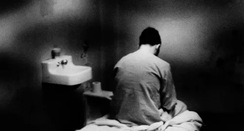 أُم مجرمة تقيد ابنها بالسلاسل لمدة عامين بسبب قيامة بهذا الأمر