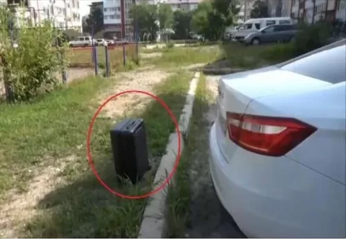 شاهد: شخص ينسى حقيبة غير عادية على الطريق أثناء الذهاب للعمل.. وبعد فتحها كانت المفاجأة