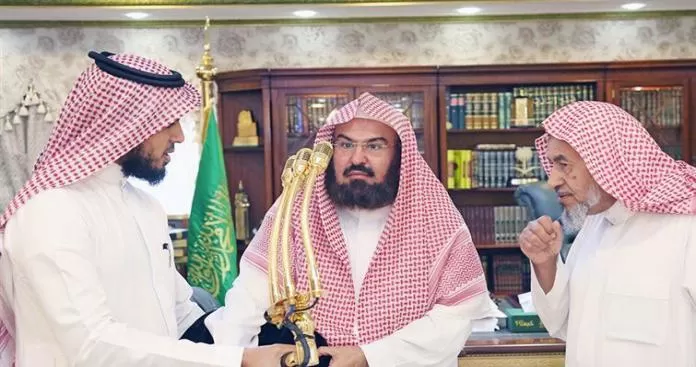 القصة الكاملة للمكيرفون الذهبي في الحرم وهذا هو التفسير الرسمي من السديس