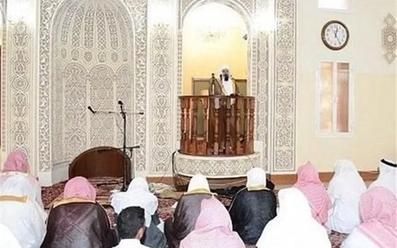 شاهد : شخص يقتحم صفوف المصلين ويعتدي على إمـام مسجد أثناء صلاة الفجر