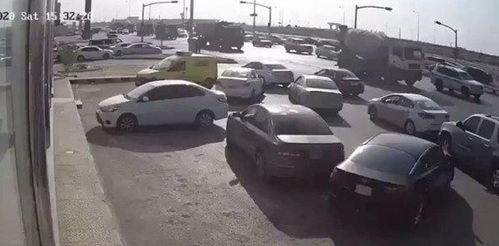 أحدهم تسبب في حادث.. شاهد: تكدس مروري لعدد كبير من السيارات في الرياض لهذا السبب