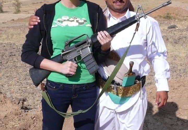 شاهد صورة لسائحة أجنبية مع مواطن يمني وهي تحمل بندقية تثير مواقع التواصل