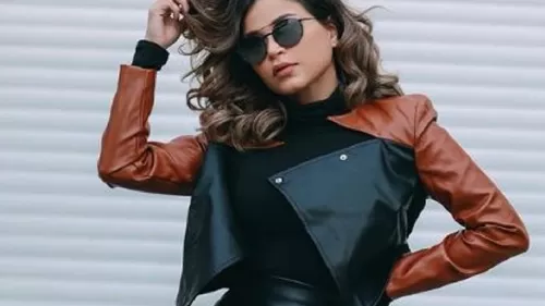 شاهد : فاشنيستا خليجية شهيرة تسجد في مطار دبي امام هذه الصورة