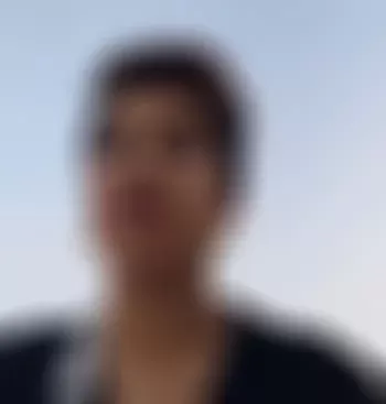 فيديو صادم من الرياض لفتاة سعودي على دراجة تهين رجل امن بكلمات نابيه .. شاهد