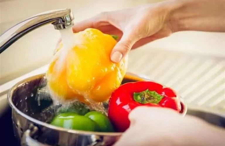 مخاطر تحول غسيل الخضروات الى سم قاتل لا علاج له