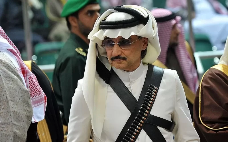 شاهد: أول ظهور للوليد بن طلال مع زوجته اليمنية الجديدة يشعل السعودية