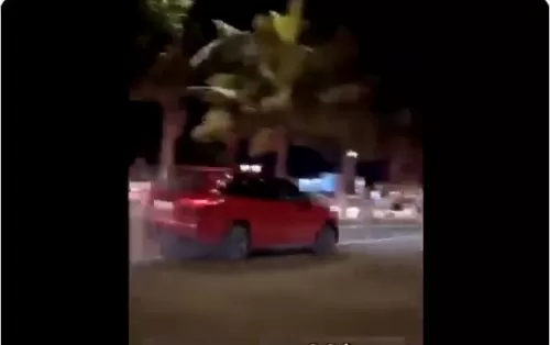 فيديو من جدة السعودية لفتاة دخلت بسيارتها ممشى عام وهذا ما فعله بها الشباب