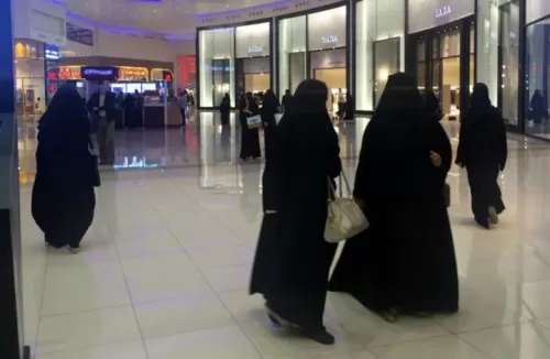 فيديو من السعودية لتحرش جماعي بفتاة في اشهر مولات الرياض لكنها صدمت الجميع بما فعلته بالمتحرشين