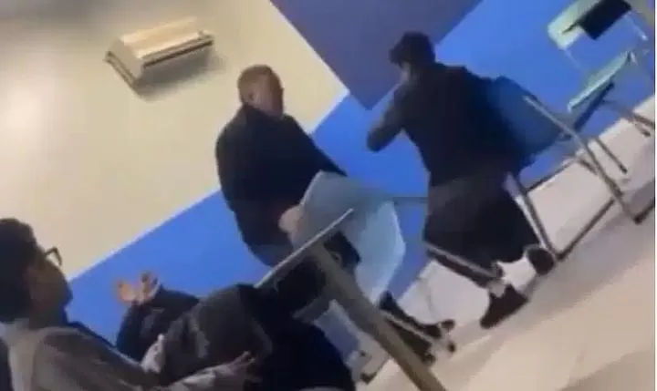 شاهد : معلم اجنبي يضرب بقوة طالب سعودي ويهينه امام زملائة في حفر الباطن..كيف رد تعليم المملكة عليه