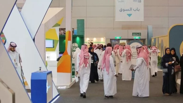 السعودية تعلن عن ضربة ثلاثية للوافدين والمطارات في المملكة ممتلئة بالمغادرين