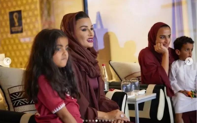 جميلة ومتألقة .. شاهد كيف ظهرت الشيخة موزة والـدة أمير قطر الشيخ تميم في حفل افتتاح مونديال قطر