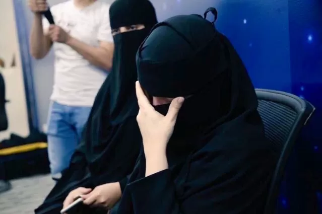 ردة فعل مبكية من فتاة سعودية أثارت الشارع السعودي..لهذا السبب!