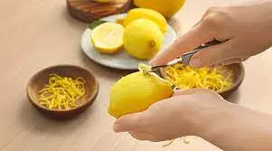 لهذه الأسباب لا يجب رمي قشر الليمون والاحتفاظ به لأن وزنه اغلى من الذهب