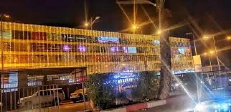 شاهد.. عروسان يمنيان يقضيان ليلة الزفاف في المستشفى بسبب التهور الزائد!