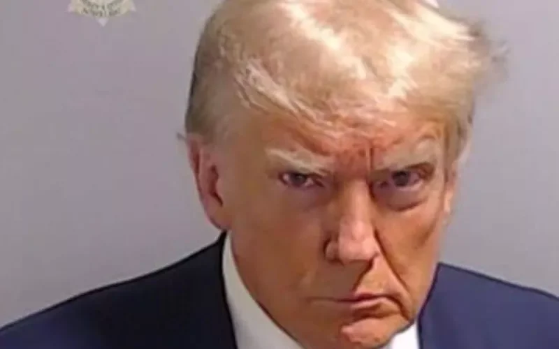 بعد تسليم نفسه … شاهد: أول صورة جنائية لترامب من داخل سجن مقاطعة فولتون الأمريكية