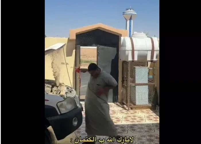 شاهد ما حدث لشاب سعودي بعد انفجار رديتور سيارته من شدة الحر