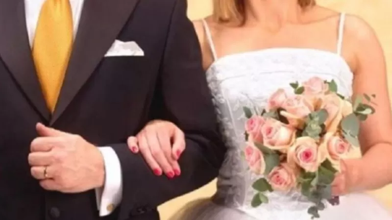 طلبت منه أن يضع هذه الحبة العجيبة تحت لسانه قبل دخوله غرفة النوم .. عريس يطبق وصية أمه في ليلة الدخلة وهكذا كانت النهاية كارثية ؟