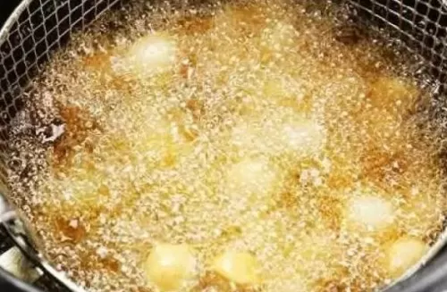 إذا ظهرت هذه العلامات على زيت القلي فقد تحول الى مادة مسرطنة يجب التخلص منه فوراً