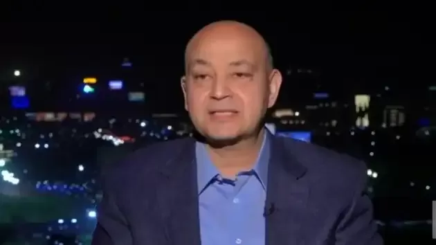 شاهد كيف يجلس عمرو أديب خاضع ومستكين بين يدي تركي ال الشيخ