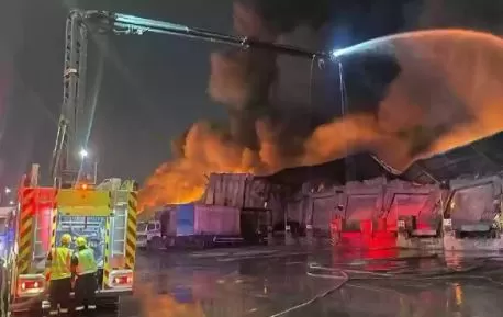 حريق ضخم في القصيم يسبب وفيات وضحايا والدفاع المدني السعودي مازال يحاول السيطرة عليه