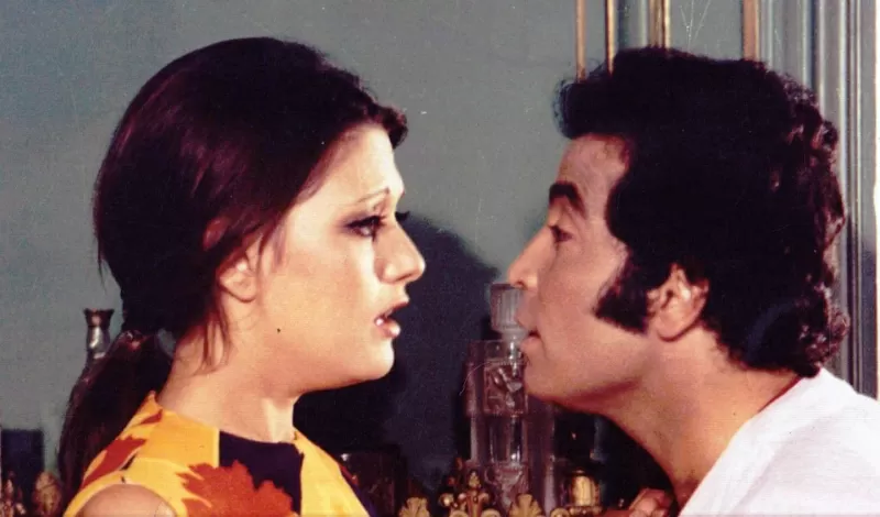 حسن يوسف يفاجئ الجميع بما قاله عن رأيه في المشاهد الساخنة لزوجته شمس البارودي قبل اعتزالها التمثيل