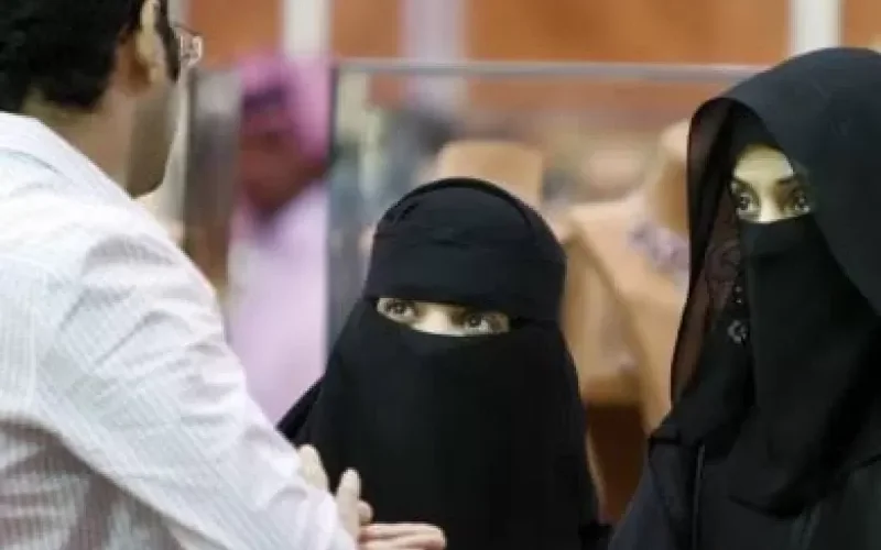 سعودية جميلة تشكو نفور زوجها إلى المحكمة .. والزوج يعترف بسبب صدم الجميع