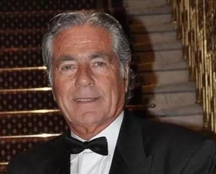 زوجة مصطفى فهمي تكشف المستور عن اسراره التي اخفاها عن الجميع وبعد طلاقها ظهر للجميع حقيقة غيرته على زوجته وهذه هي قصة حبها للملابس المثيرة على الرجال