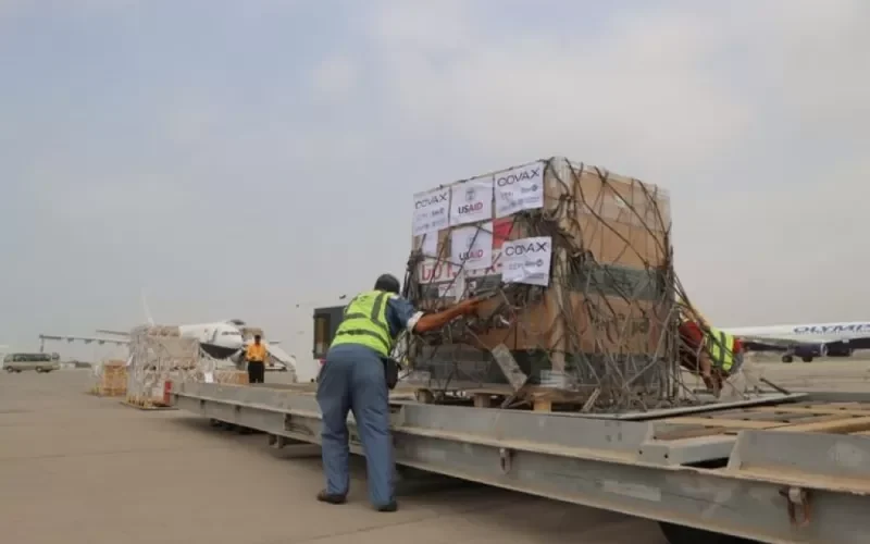 الصحة تعلن بدء توزيع لقاحات كورونا لهذه المحافظات..