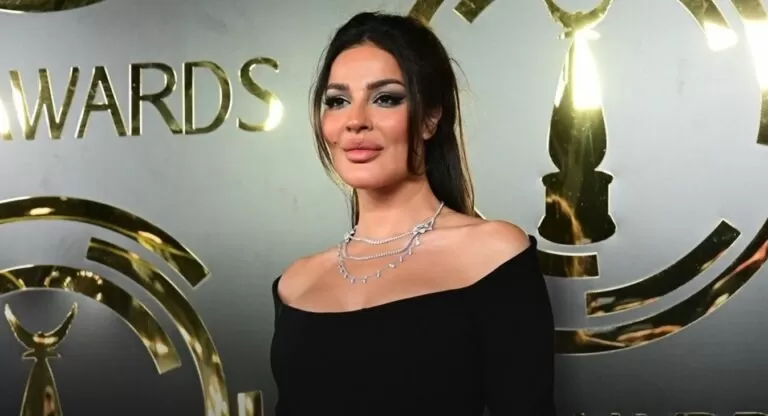 بالفيديو تاثر الفنانه اللبنانية نادين نسبي وبكائها على المسرح اثناء تسليمها جائزة أفضل ممثلةفي الرياض
