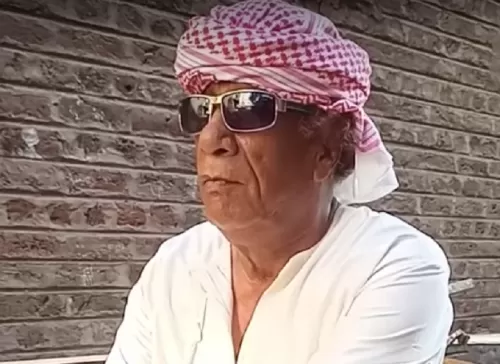 فيديو من المسجد الحرام لقوات الأمن السعودية وهي تلقي القبض على معتمر من هذه الجنسية العربية لأنه نسخة طبق الأصل من هذا الرئيس الذي كان عدواً للمملكة